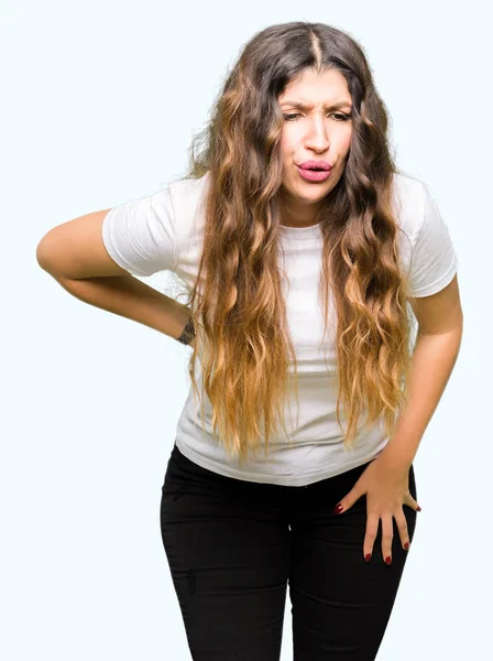 Junge Schöne Frau Trägt Legeres Weißes Shirt Mit Rückenschmerzen Berührung — Stockfoto