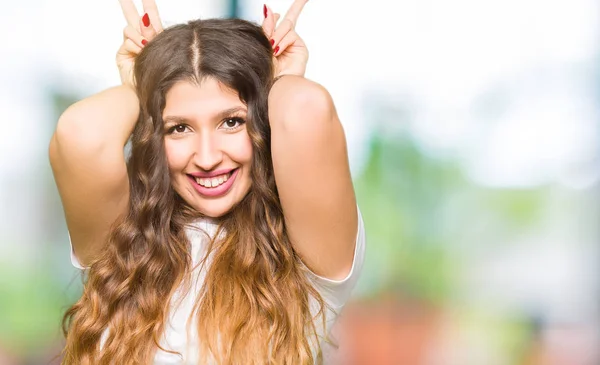 Jovem Mulher Bonita Vestindo Casual Shirt Branca Posando Engraçado Louco — Fotografia de Stock