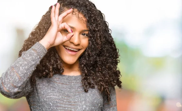 Joven Hermosa Mujer Con Pelo Rizado Usando Suéter Gris Haciendo —  Fotos de Stock