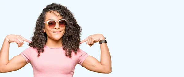 Jovem Mulher Bonita Com Cabelo Encaracolado Vestindo Óculos Sol Rosa — Fotografia de Stock