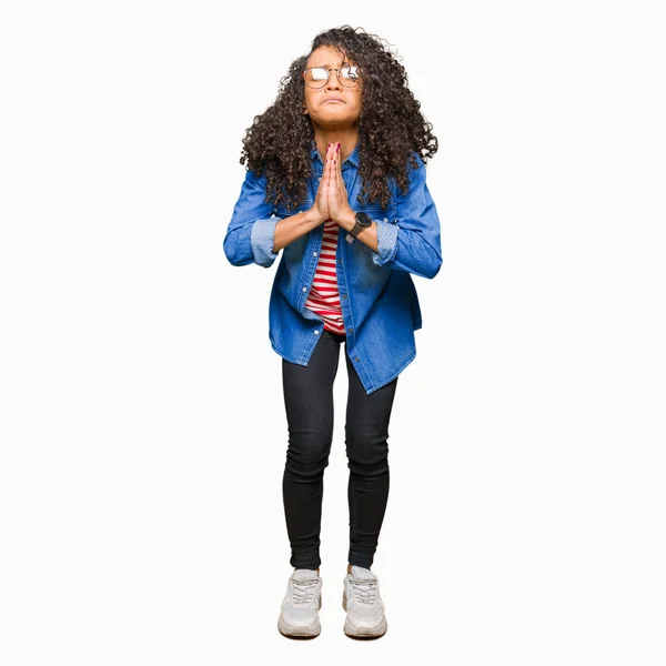 Όμορφη Κοπέλα Σγουρά Μαλλιά Που Φοράει Γυαλιά Επαιτεία Και Προσεύχεται — Φωτογραφία Αρχείου