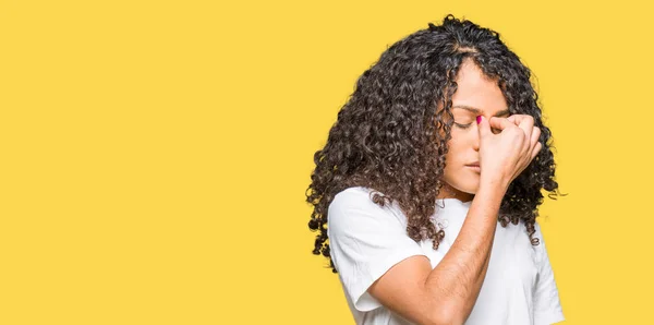 Mulher Bonita Nova Com Cabelo Encaracolado Vestindo Shirt Branca Cansado — Fotografia de Stock