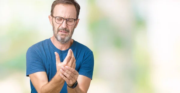 ハンサムな中年白髪年配の男性分離背景の手と指 関節炎の炎症の痛みに苦しんでのメガネを率 — ストック写真