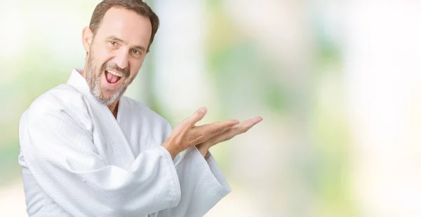 Knappe Middenleeftijd Senior Man Kimono Uniform Dragen Geïsoleerd Achtergrond Wijst — Stockfoto
