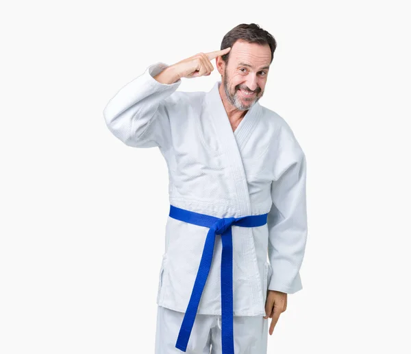 Beau Vieillard Âge Moyen Portant Uniforme Kimono Sur Fond Isolé — Photo