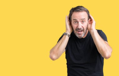 İzole arka plan üzerinde yakışıklı Orta Çağ ağarmış kıdemli adam iki elini de kulak jestinde duymaya çalışıyor, dedikoduyu merak ediyor. İşitme sorunu, sağır