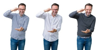 Beyaz izole arka plan üzerinde yakışıklı üst düzey iş adamı Collage büyük ve büyük boyutlu işareti gösteren eller ile işaret, ölçmek sembolü. Kameraya bakarak gülümsüyor. Ölçme konsepti.