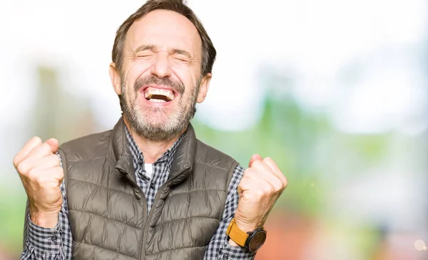 Ein Gutaussehender Mann Mittleren Alters Winterweste Feiert Überrascht Und Erstaunt — Stockfoto