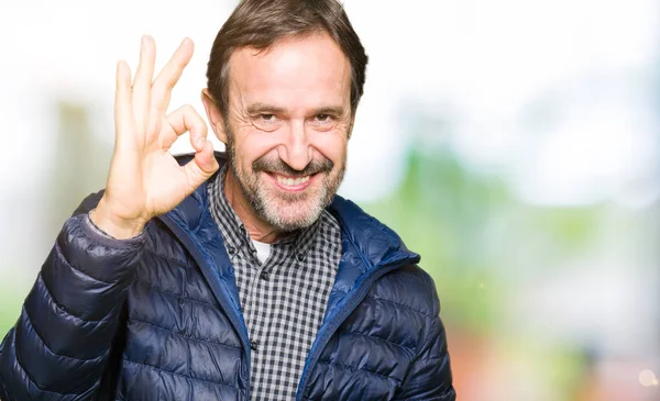 Homem Bonito Meia Idade Vestindo Casaco Inverno Sorrindo Positivo Fazendo — Fotografia de Stock