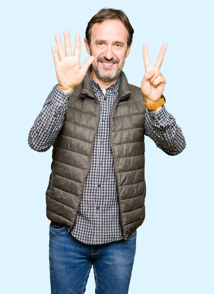 Красивий Чоловік Середнього Віку Зимовому Жилеті Показуючи Вказуючи Пальцями Номер — стокове фото