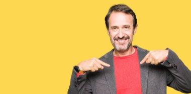 Yüzünde gülümseme ile kendinden emin görünüyorsun, kendini gururlu ve mutlu parmakları ile işaret orta yaş yakışıklı iş adamı.