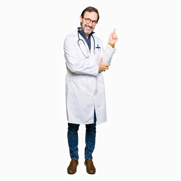 Tampan Usia Menengah Dokter Pria Mengenakan Mantel Medis Dengan Senyum — Stok Foto