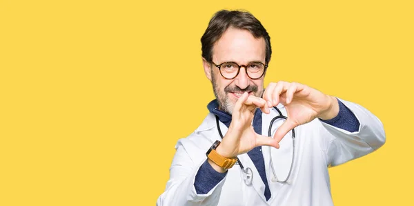 Guapo Médico Mediana Edad Hombre Con Abrigo Médico Sonriendo Amor — Foto de Stock