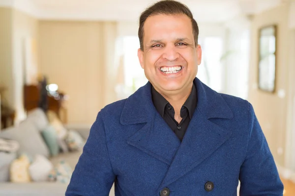 Hombre de mediana edad sonriendo confiado a la cámara en casa —  Fotos de Stock