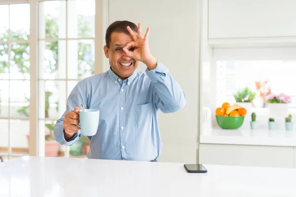 Midaldrende Forretningsmand Drikker Kaffe Morgenen Derhjemme Med Glad Ansigt Smilende - Stock-foto