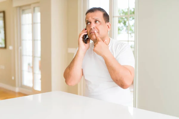 Hombre Mediana Edad Llamando Usando Teléfono Inteligente Cara Seria Pensando — Foto de Stock