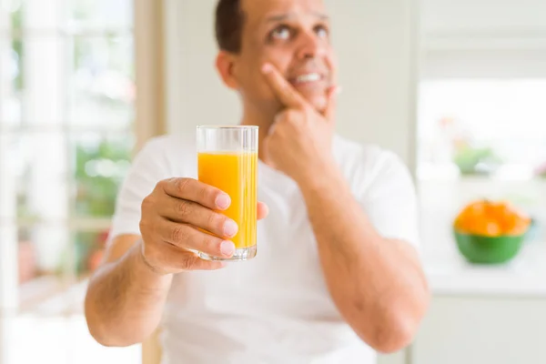 Hombre Mediana Edad Bebiendo Vaso Jugo Naranja Casa Cara Seria — Foto de Stock