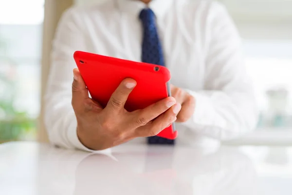 Primer plano del hombre de negocios de mediana edad usando tableta — Foto de Stock