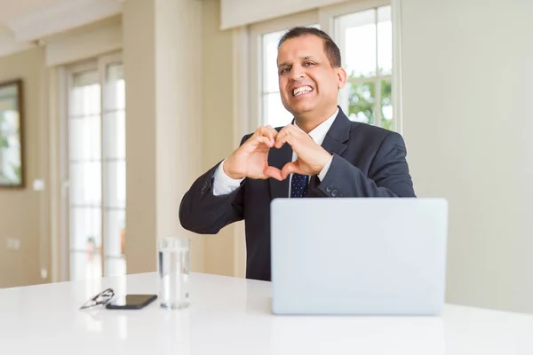 Uomo Affari Mezza Età Che Lavora Con Computer Portatile Sorridente — Foto Stock