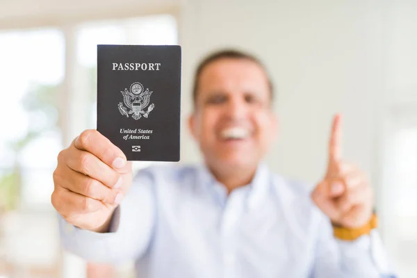 Hombre Mediana Edad Con Pasaporte Los Estados Unidos Sorprendido Con —  Fotos de Stock