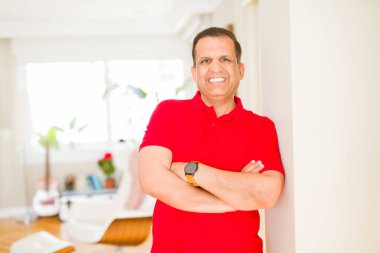 Orta yaş erkek fotoğraf makinesi için evde emin gülümseyen