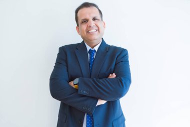 Orta yaş iş adamı kameraya gülümseyen 