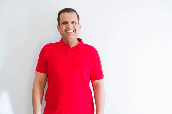 Hombre Mediana Edad Vistiendo Camiseta Roja Sobre Pared Blanca Con — Foto de Stock