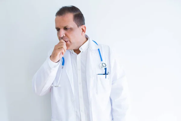 Orta Yaş Doktor Adam Beyaz Arka Plan Üzerinde Stetoskop Tıbbi — Stok fotoğraf