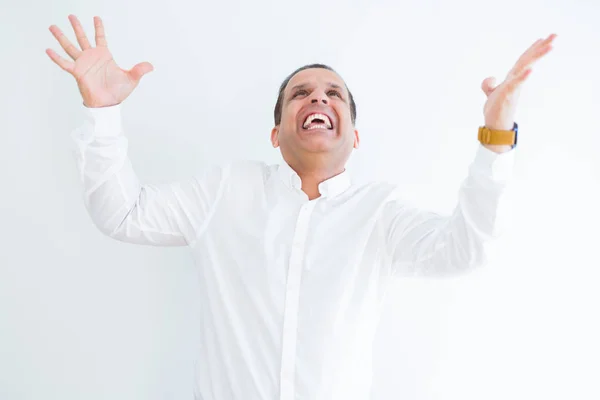 Muž středního věku oslavu a křičí šťastný pro úspěšné win — Stock fotografie