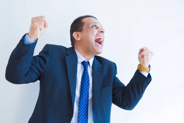 Hombre de negocios de mediana edad celebrando y gritando feliz por succ — Foto de Stock