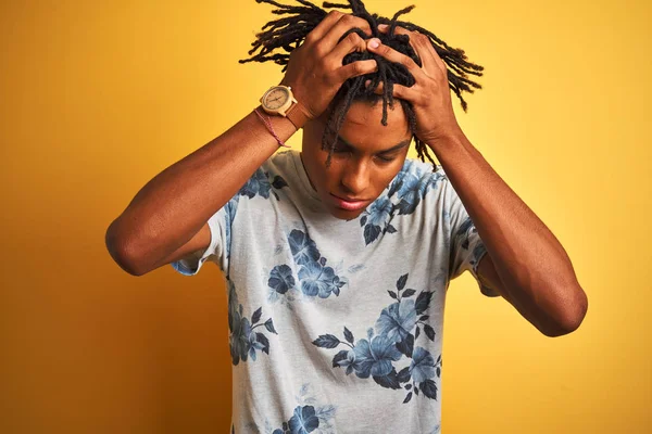 Afro Mann Mit Dreadlocks Trägt Sommer Blumen Shirt Über Isoliertem — Stockfoto