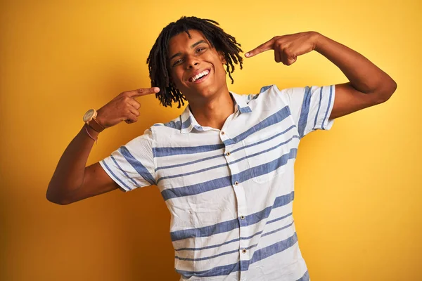 Afroamerikanischer Mann Mit Dreadlocks Gestreiftem Hemd Über Gelbem Hintergrund Fröhlich — Stockfoto
