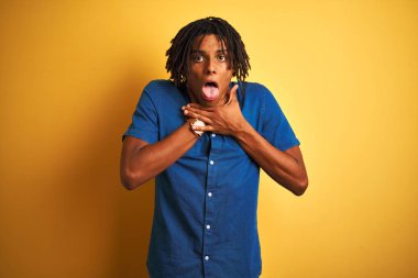 Yalnız sarı arka plan üzerinde duran rahat kot gömlek giyen dreadlocks ile Afro adam bağırarak ve boğulmak çünkü acı boğmak. Sağlık sorunu. Boğulma ve intihar kavramı.