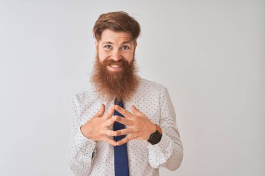 İzole beyaz arka plan üzerinde ayakta genç Redhead İrlandalı işadamı birlikte eller ve parmaklar rahat ve neşeli gülümseyen geçti. Başarı ve iyimserlik