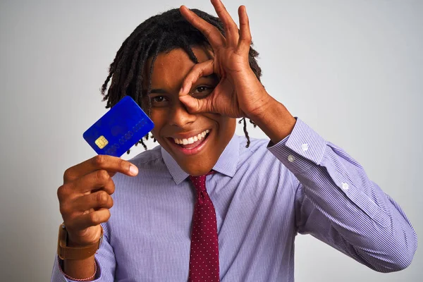 Αφροαμερικανός Επιχειρηματίας Ράμες Που Κατέχουν Πιστωτική Κάρτα Πάνω Από Απομονωμένο — Φωτογραφία Αρχείου