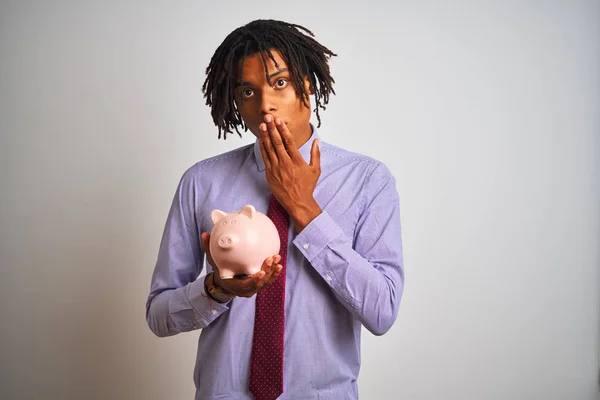 Afro American Affärsman Med Dreadlocks Holding Piggybank Över Isolerade Vit — Stockfoto