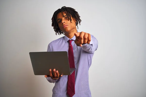 Afro Amerikaanse Zakenman Met Dreadlocks Met Behulp Van Laptop Geïsoleerde — Stockfoto