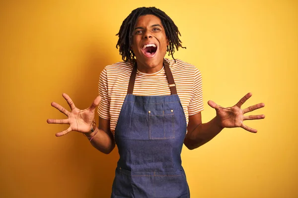 Hombre Barista Afroamericano Con Rastas Con Delantal Sobre Fondo Amarillo — Foto de Stock