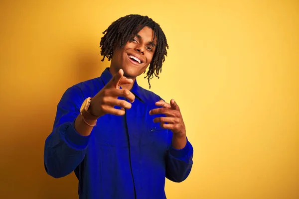 Homem Trabalhador Afro Com Dreadlocks Vestindo Uniforme Mecânico Sobre Fundo — Fotografia de Stock