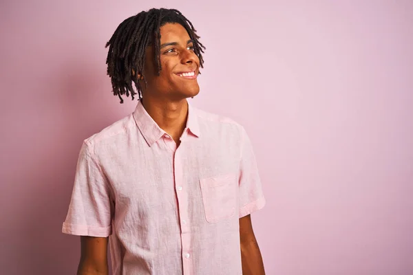 非洲裔美国男子穿着优雅的衬衫 站在孤立的粉红色背景上 面带微笑 表情自然 笑自信 — 图库照片