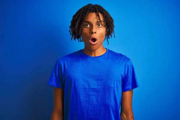 非洲裔美国男子穿着T恤站在孤立的蓝色背景害怕和震惊与惊讶的表情 恐惧和兴奋的脸 — 图库照片