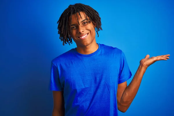 Homem Afro Americano Com Dreadlocks Vestindo Camiseta Sobre Fundo Azul — Fotografia de Stock