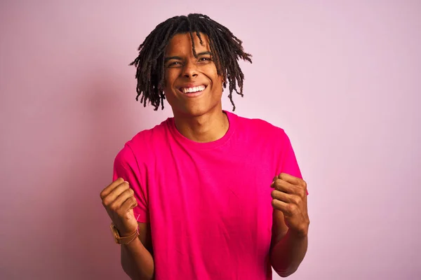 Hombre Afroamericano Con Rastas Vistiendo Camiseta Pie Sobre Fondo Rosa — Foto de Stock