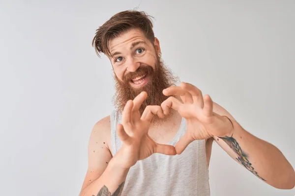 Jonge Redhead Ierse Man Dragen Shirt Staande Geïsoleerde Grijze Achtergrond — Stockfoto