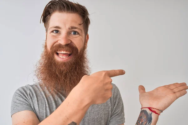 Genç Redhead Rlandalı Adam Parmak Ile Işaret Çok Mutlu Izole — Stok fotoğraf
