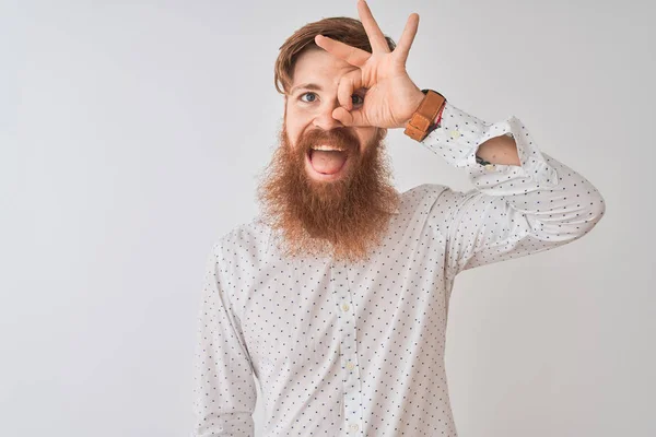 Joven Pelirrojo Irlandés Vistiendo Camisa Pie Sobre Fondo Blanco Aislado — Foto de Stock