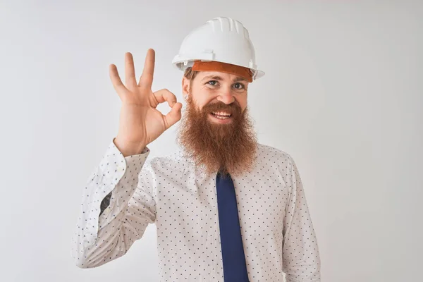 Joven Pelirrojo Arquitecto Irlandés Con Casco Seguridad Sobre Fondo Blanco —  Fotos de Stock