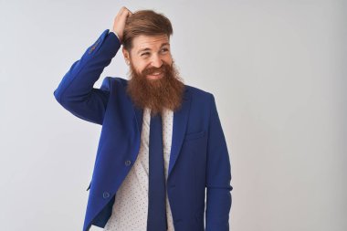 İzole beyaz arka plan üzerinde ayakta elbise giyen genç Redhead İrlandalı işadamı karıştırır ve soru hakkında merak ediyorum. Şüphe ile belirsiz, baş el ile düşünme. Pensive kavramı.