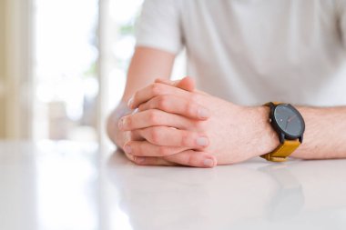 Genç adam ellerini birbirine yakın