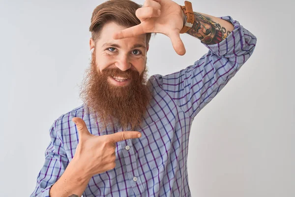 Redhead Ierse Man Luisteren Naar Muziek Met Behulp Van Draadloze — Stockfoto